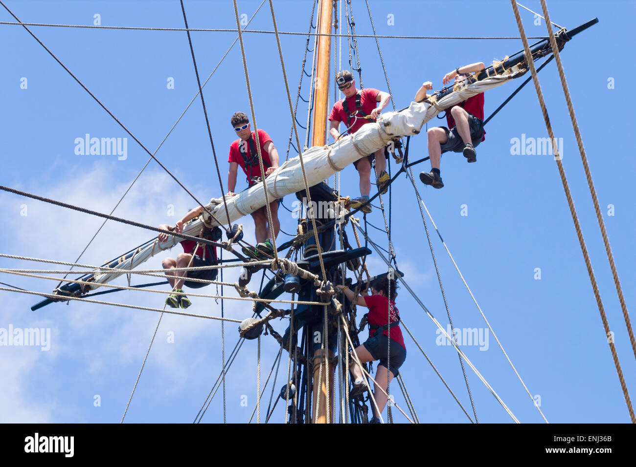 Las Palmas de Gran Canaria, Isole Canarie, Spagna. Il 6 maggio, 2015. L' Hermione, la più grande e più autenticamente costruito Tall Ship negli ultimi 150 anni, visite Las Palmas en route a Yorktown, Virginia, U.S.A. L' Hermione, che salpa da, Rochefort, Francia il 18 aprile 2015 è una replica della fregata che ha avuto il marchese de Lafayette in America nel 1780. Nel 1781, Lafayette, che è stato commissionato come un grande generale dell'esercito continentale, aiutato americana e delle forze francesi sconfitta British gen. Credito: ALANDAWSONPHOTOGRAPHY/Alamy Live News Foto Stock