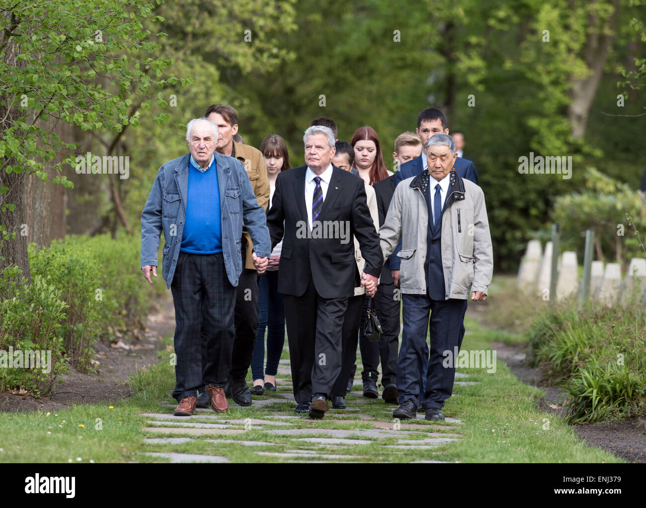 Il Presidente tedesco Joachim Gauck (C), insieme con superstite Lev (Leo) Francoforte (L) e il figlio di una delle vittime, Alexander Basanow, arriva a un evento commemorativo in occasione del settantesimo anniversario della fine della II Guerra Mondiale in Schloss Holte-Stukenbrock, Germania, 06 maggio 2015. Gauck è un omaggio a diverse migliaia di soldati sovietici che morirono come prigionieri tedeschi di guerre durante la Seconda Guerra Mondiale. Foto: BERND THISSEN/DPA Foto Stock