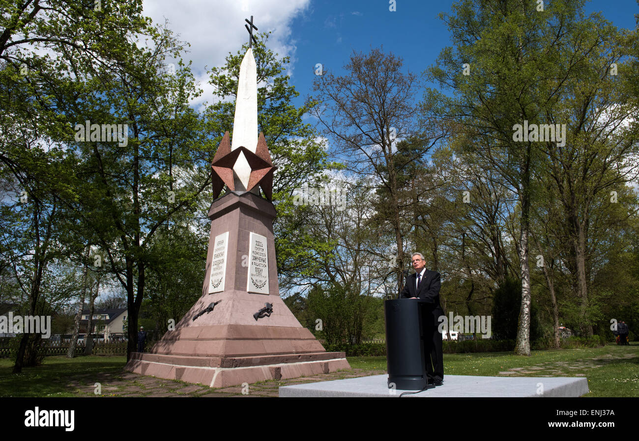 Il Presidente tedesco Joachim Gauck parla durante un evento commemorativo in occasione del settantesimo anniversario della fine della II Guerra Mondiale in Schloss Holte-Stukenbrock, Germania, 06 maggio 2015. Gauck è un omaggio a diverse migliaia di soldati sovietici che morirono come prigionieri di guerra tedeschi durante la Seconda Guerra Mondiale. Foto: BERND THISSEN/dpa Foto Stock