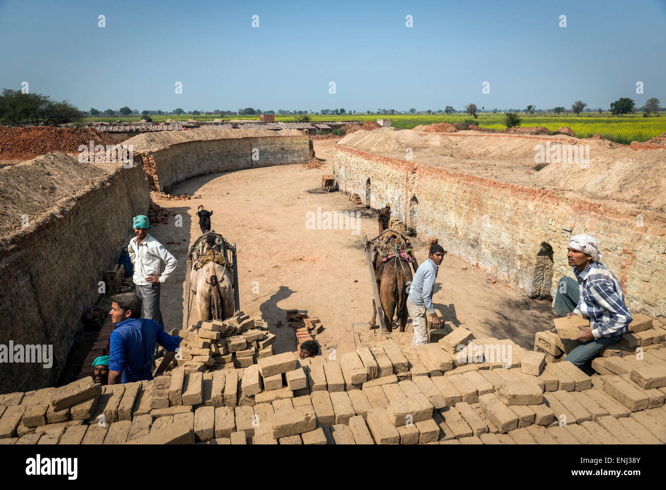 Le persone che lavorano in un mattone lavora in Uttar Pradesh, India Foto Stock
