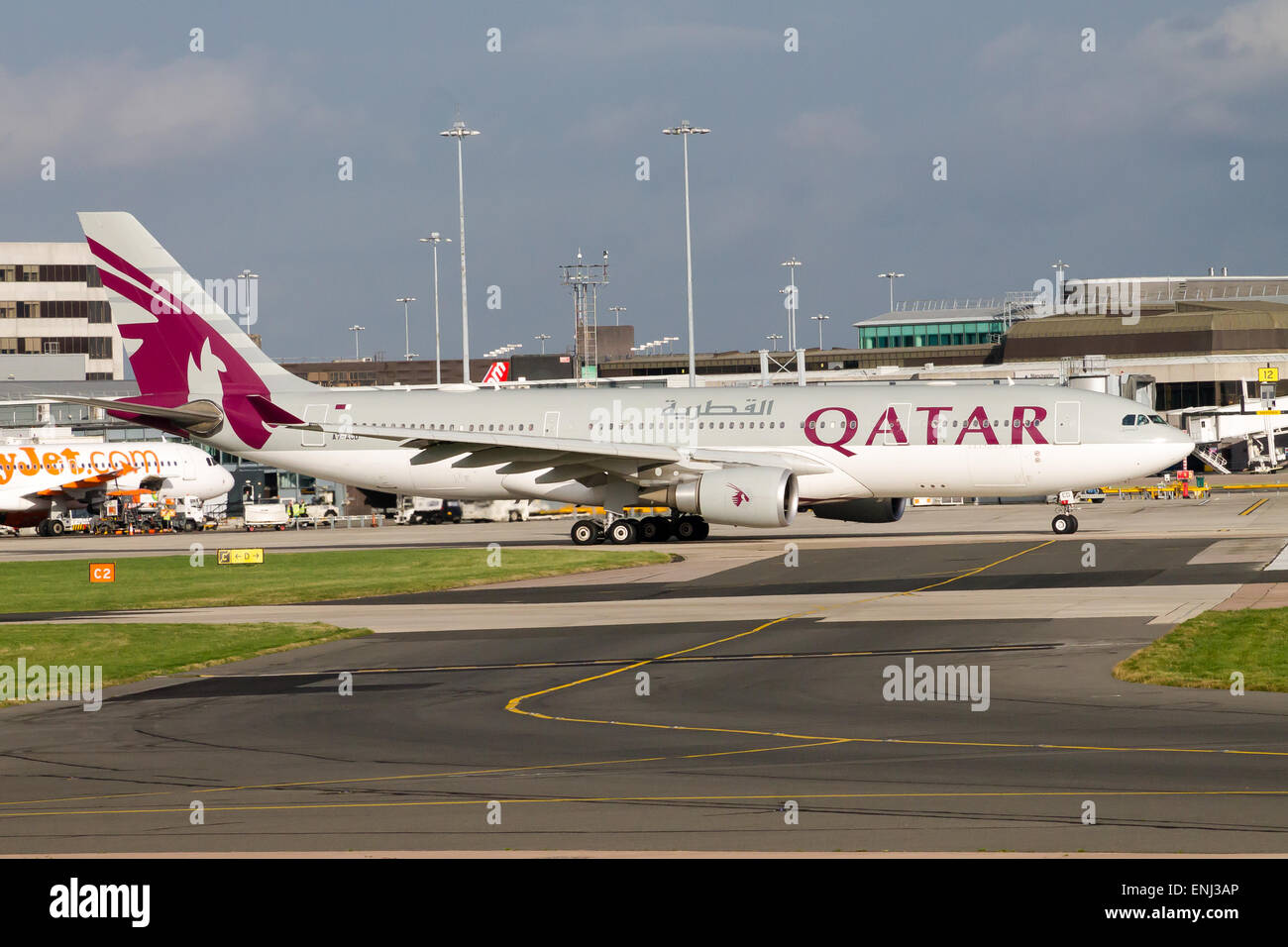 Qatar Airways Airbus A330, il rullaggio sull'Aeroporto Internazionale di Manchester. Foto Stock