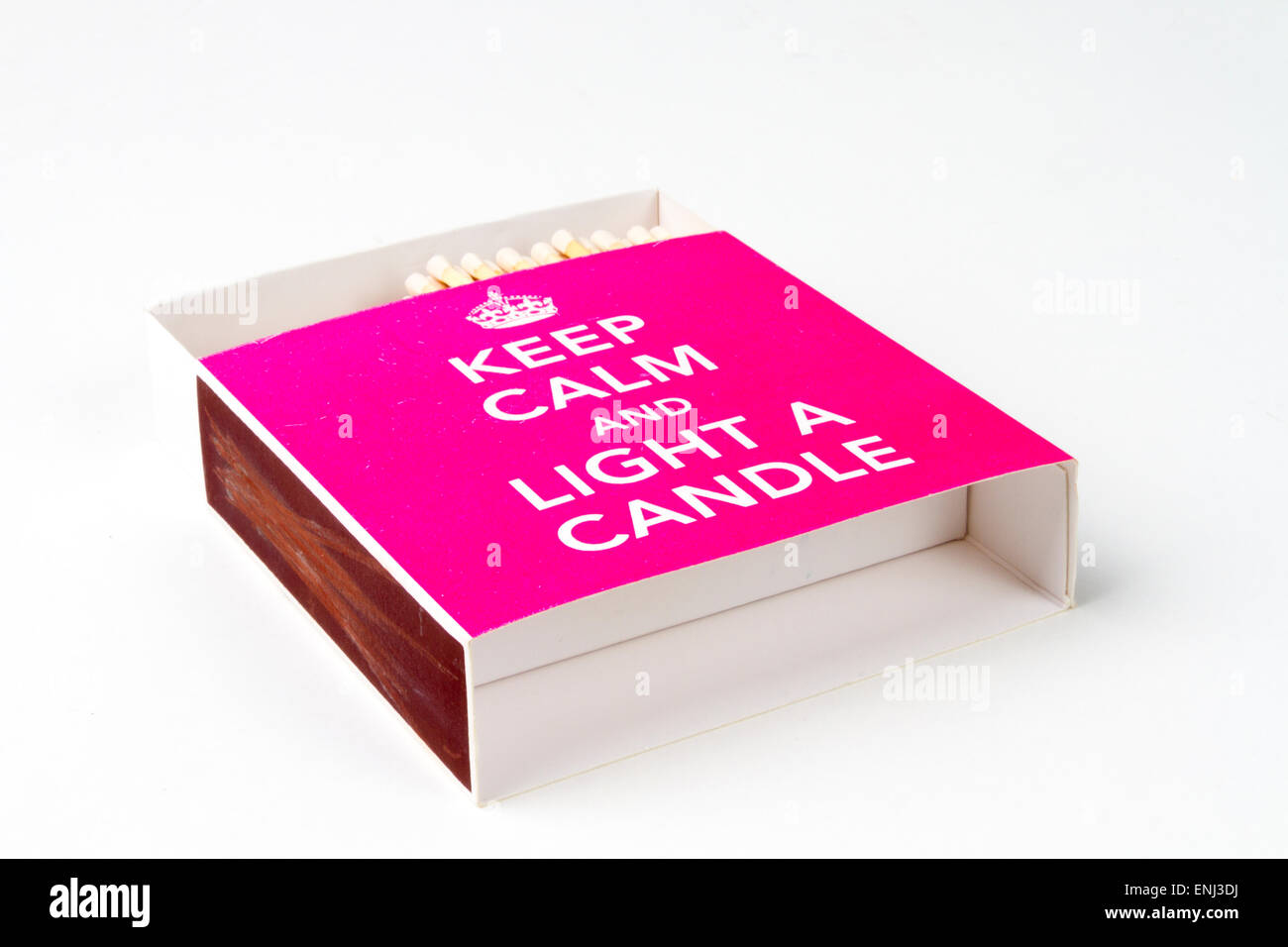 Vivacemente colorato matchbox con le parole di mantenere la calma e la luce di una candela Foto Stock