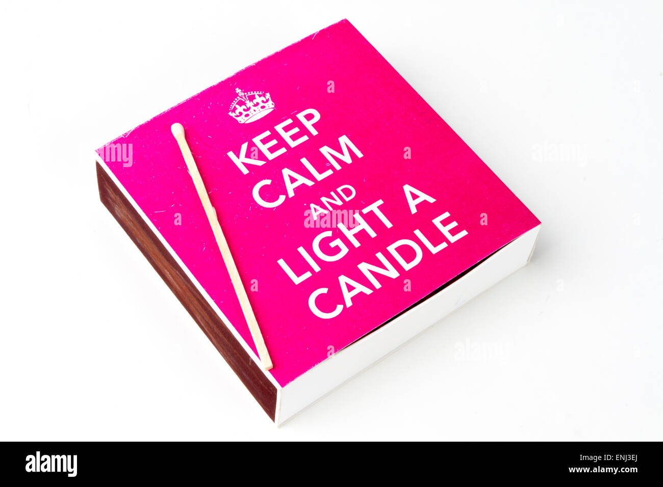 Vivacemente colorato matchbox con le parole di mantenere la calma e la luce di una candela Foto Stock