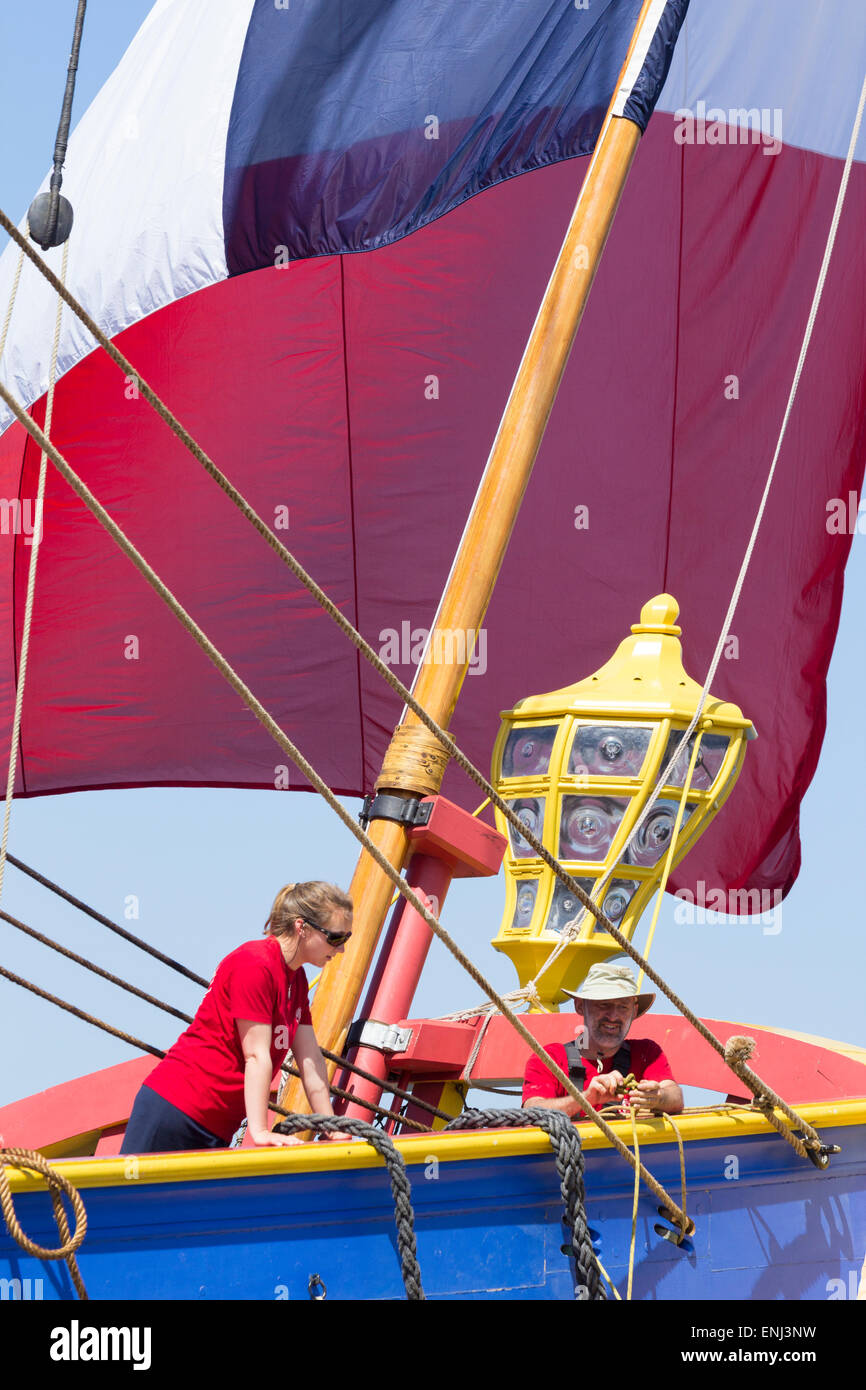 Las Palmas de Gran Canaria, Isole Canarie, Spagna. Il 6 maggio, 2015. L' Hermione, la più grande e più autenticamente costruito Tall Ship negli ultimi 150 anni, visite Las Palmas en route a Yorktown, Virginia, U.S.A. L' Hermione, che salpa da, Rochefort, Francia il 18 aprile 2015 è una replica della fregata che ha avuto il marchese de Lafayette in America nel 1780. Nel 1781, Lafayette, che è stato commissionato come un grande generale dell'esercito continentale, aiutato americana e delle forze francesi sconfitta British gen. Credito: ALANDAWSONPHOTOGRAPHY/Alamy Live News Foto Stock