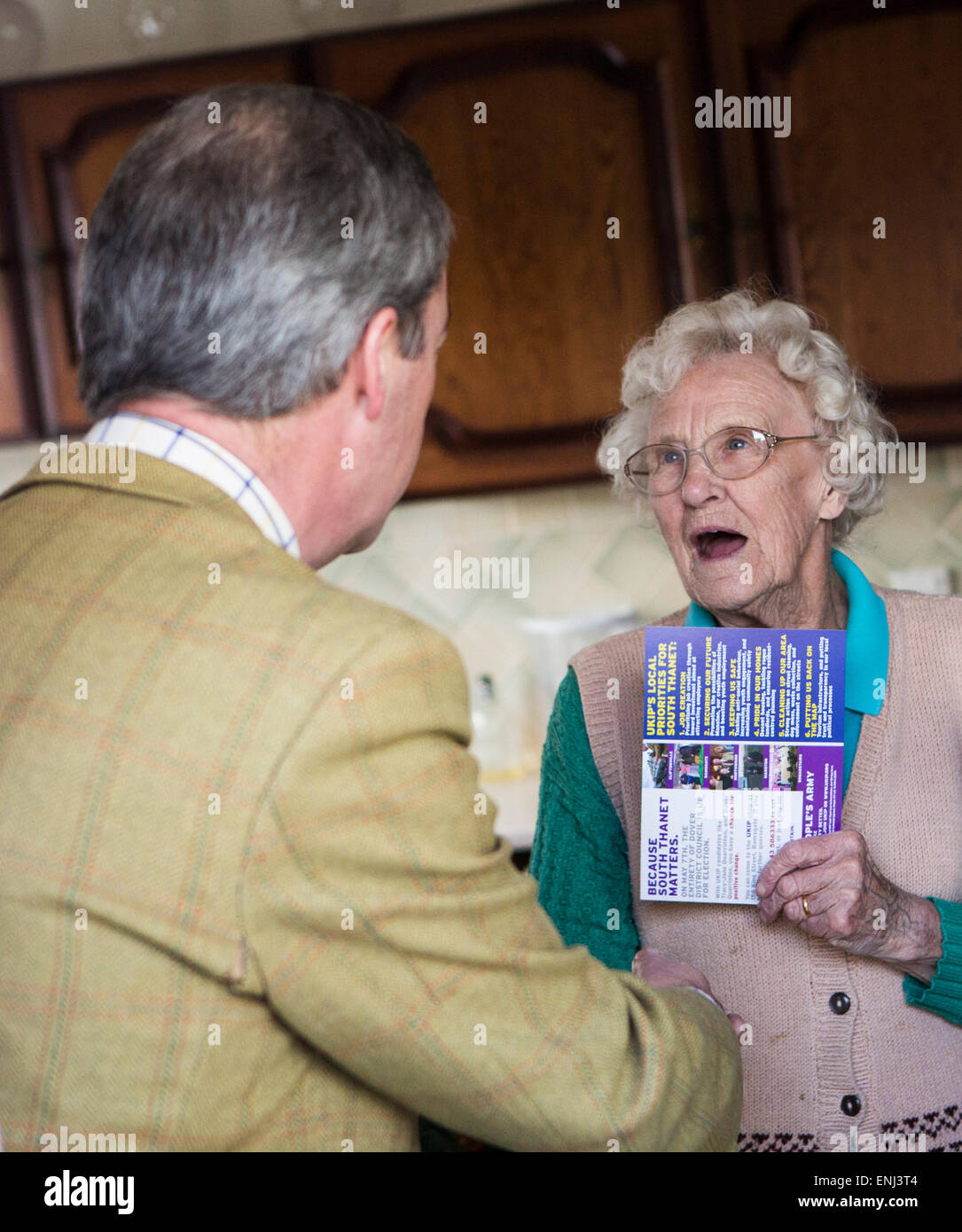 Leader UKIP Nigel Farage fuori canvasing e volantinaggio in Kent oggi davanti a maggio la elezione generale. Foto Stock