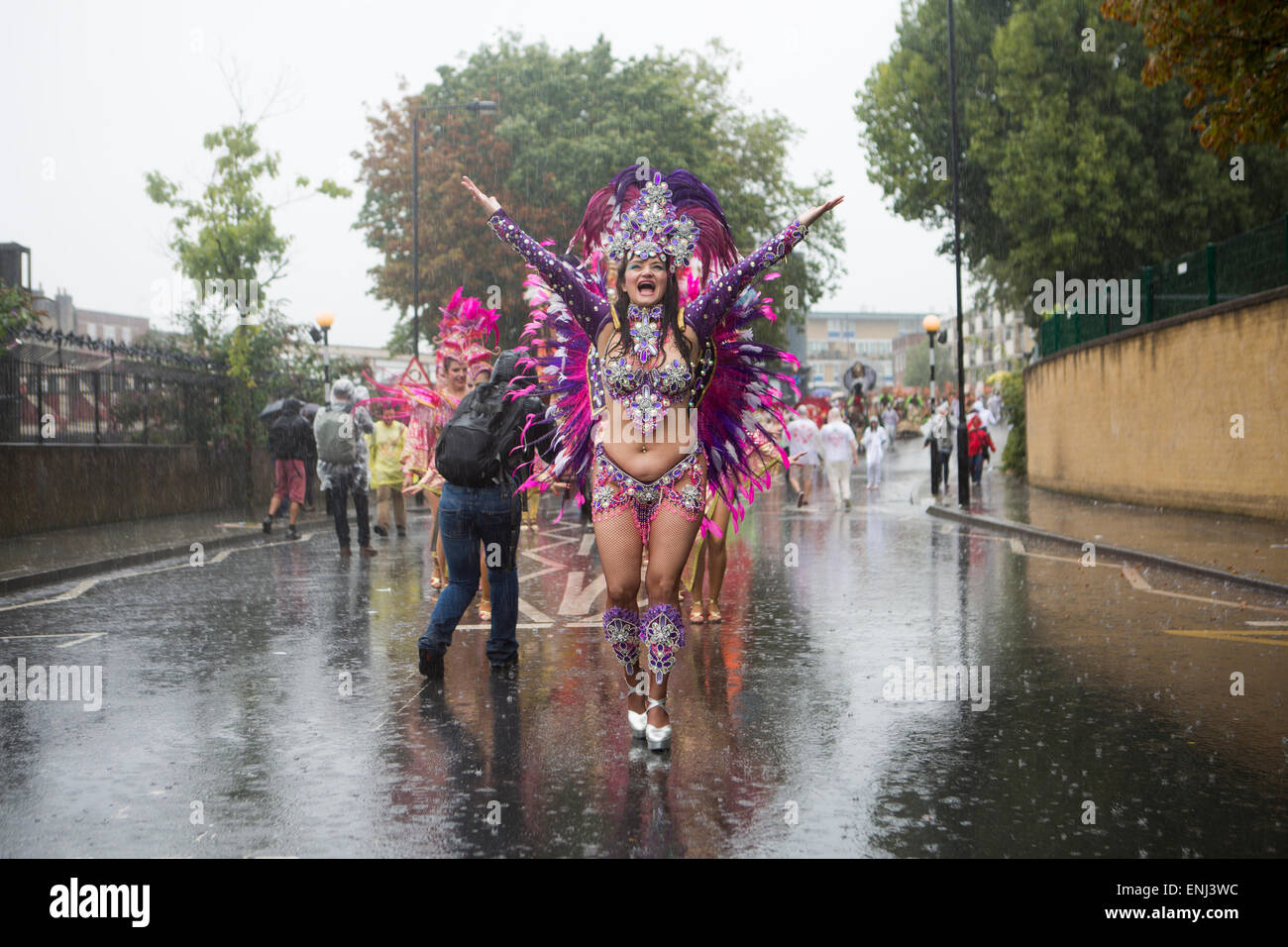 La ballerina dal Paraiso Scuola di Samba sotto la pioggia al carnevale di Notting Hill 2014 Foto Stock