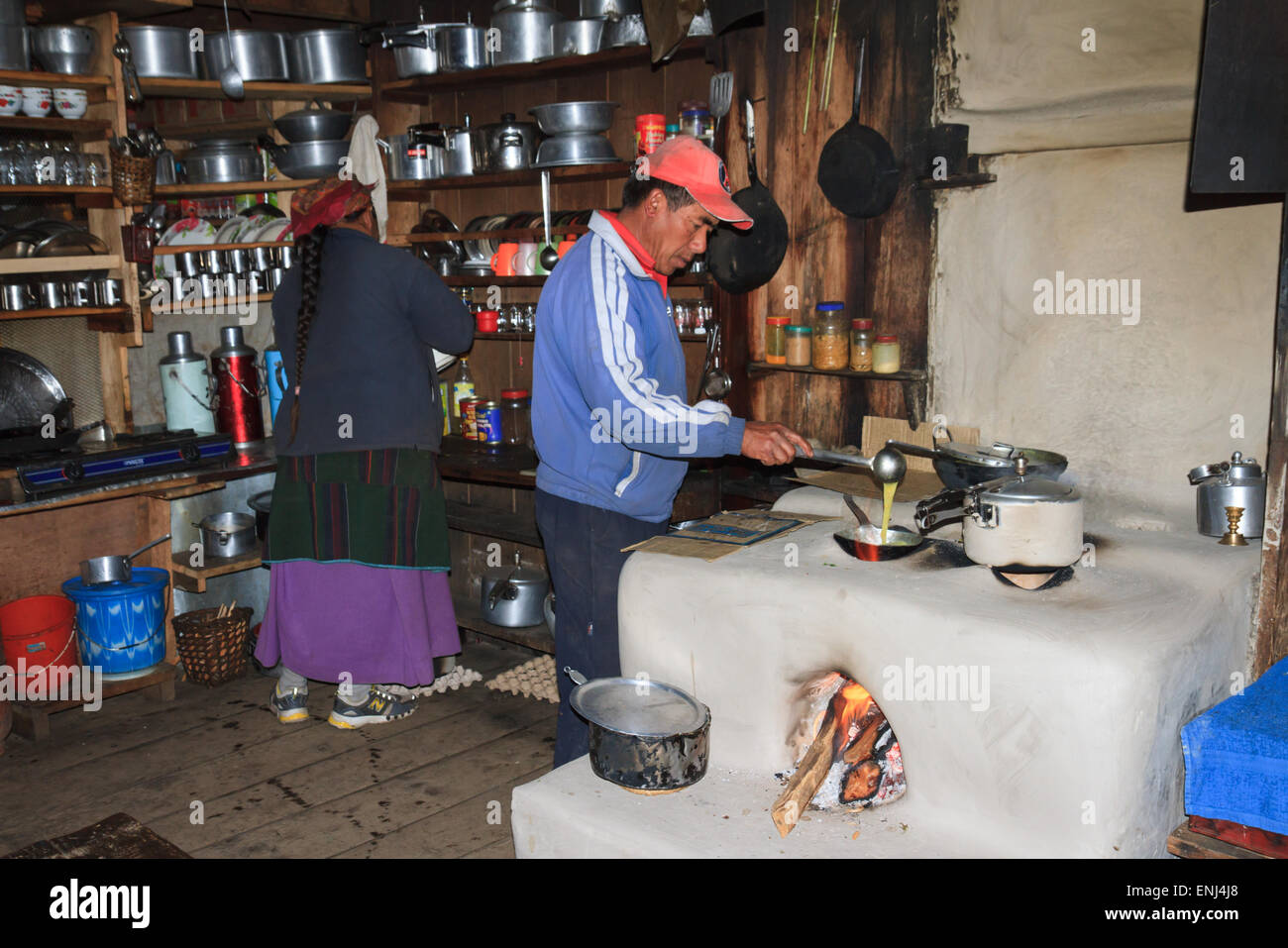 La cottura nella guesthouse cucina a Rimche, Langtang, Nepal Foto Stock