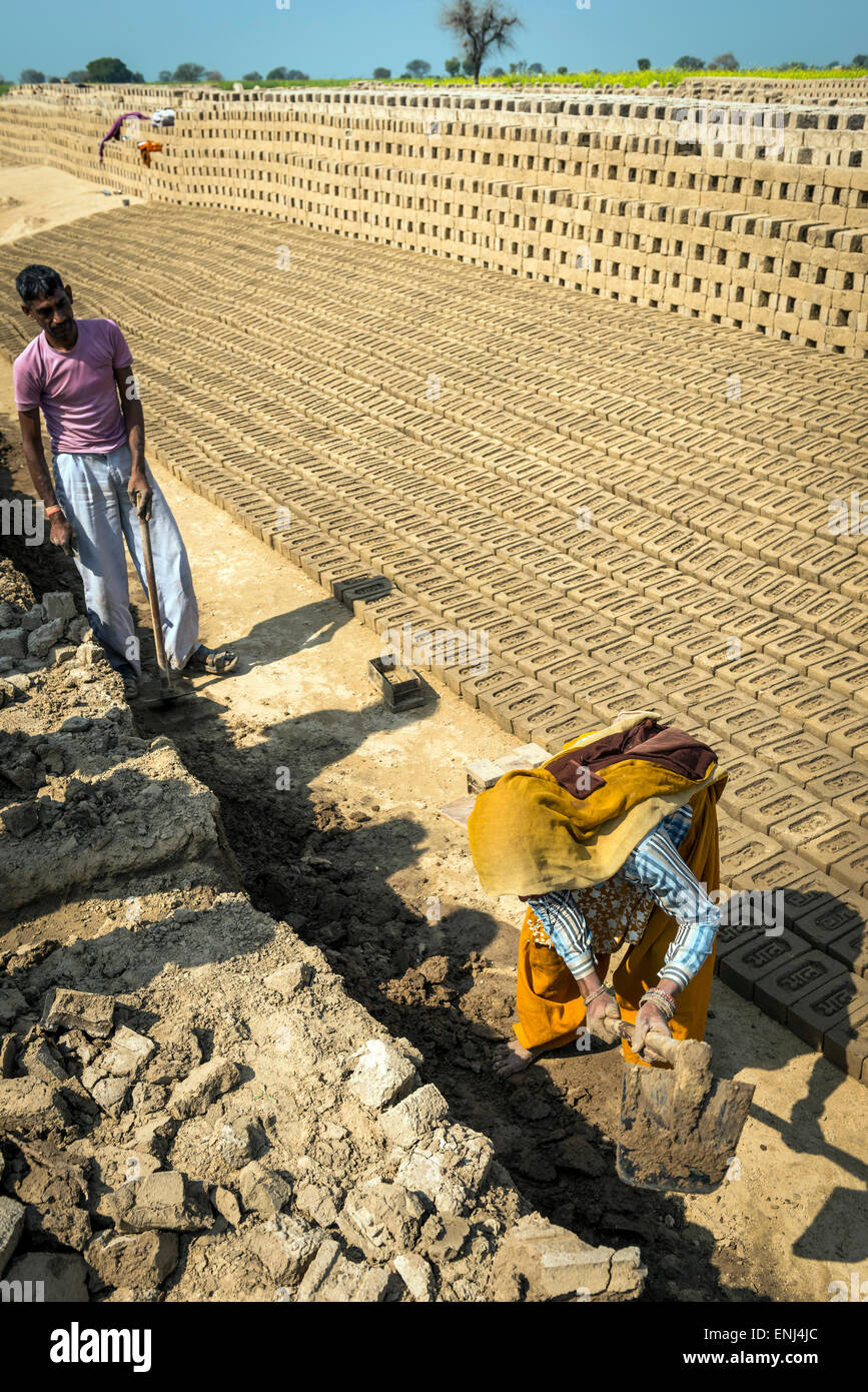 Le persone che lavorano in un mattone lavora in Uttar Pradesh, India Foto Stock