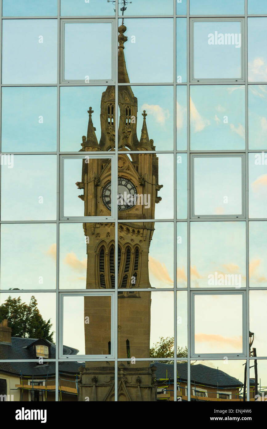Incoronazione di Clock Tower di riflessione su un ufficio moderno edificio,,Surbiton Surrey,UK.architetto John Johnson Foto Stock