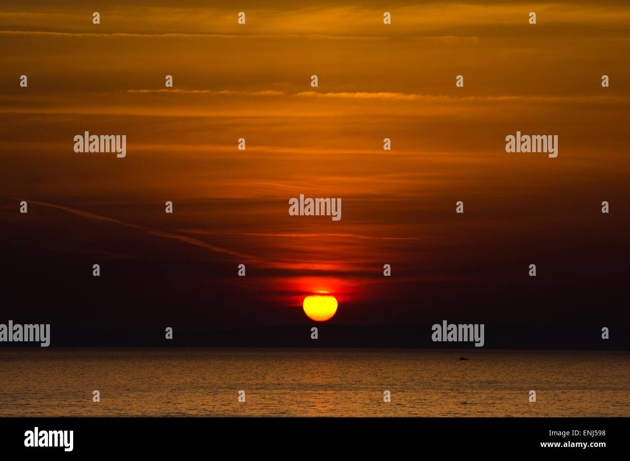 Bassa sole al tramonto sull'isola Foto Stock
