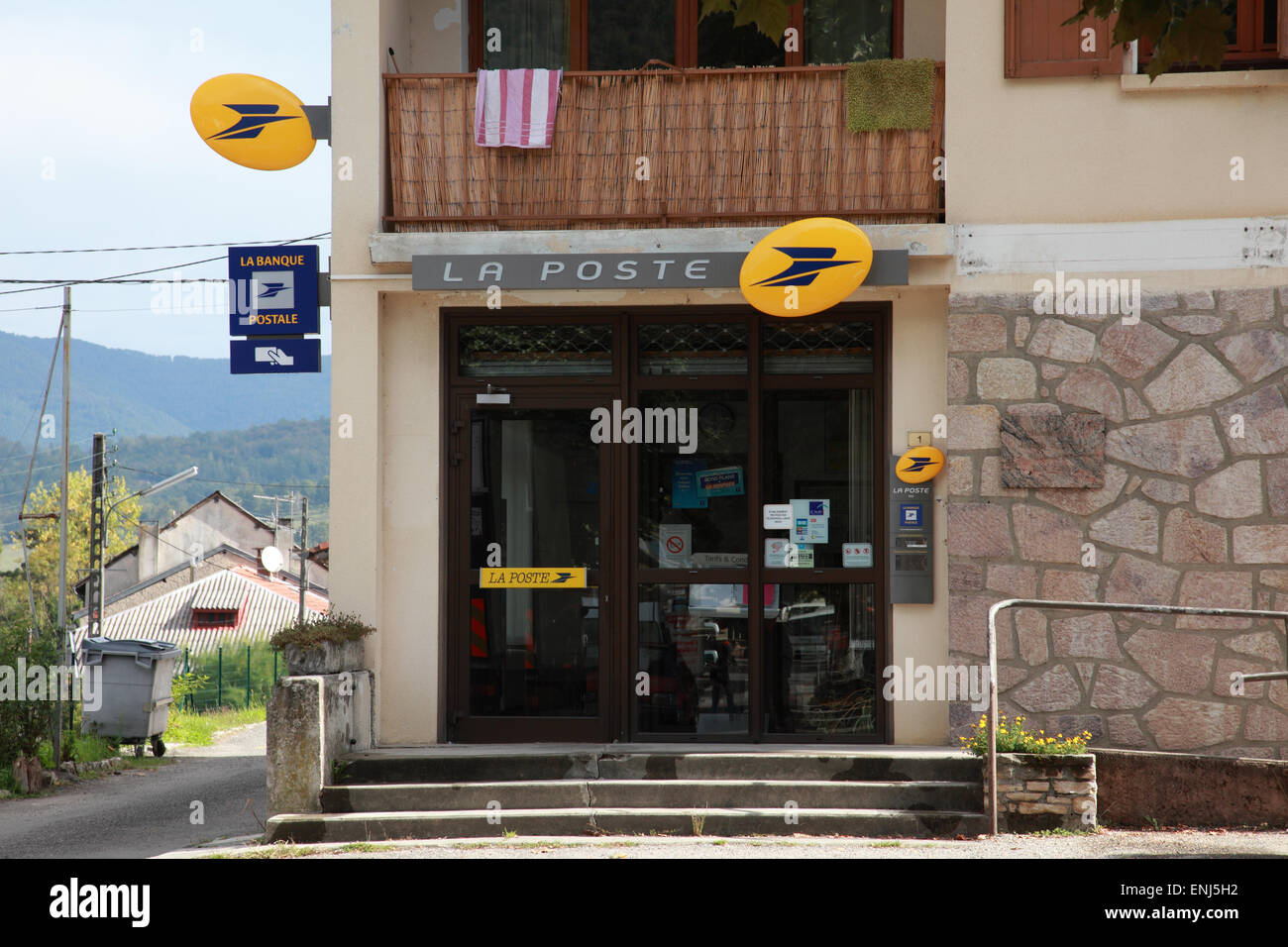 L'ufficio postale e la banca postale in, Seix Ariège, Midi Pirenei, Francia Foto Stock