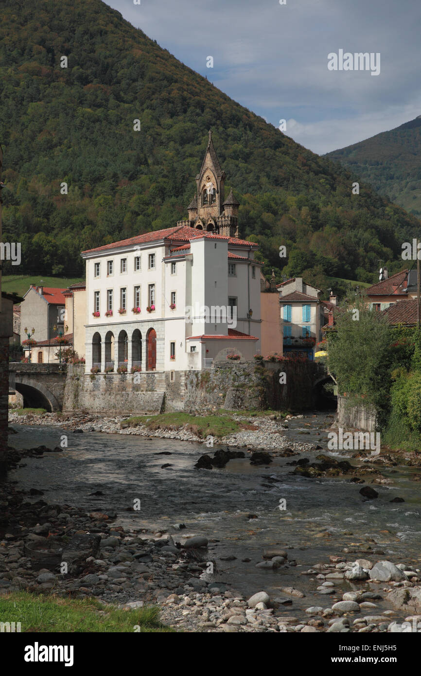 Il municipio e il fiume Salat nel villaggio turistico di Seix Ariège,, Midi Pirenei, Francia Foto Stock