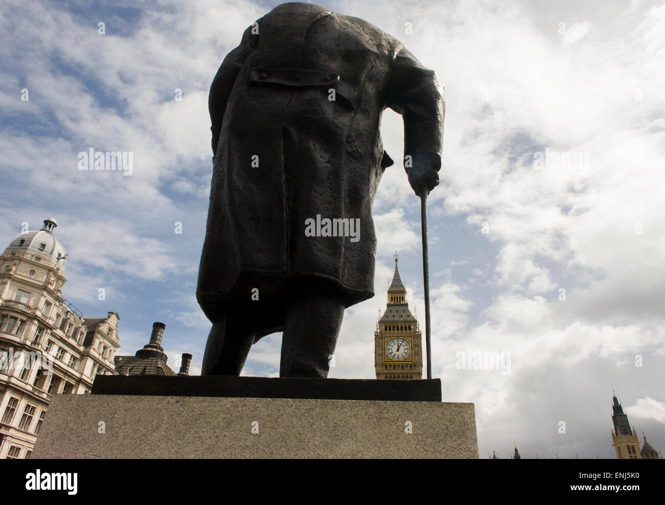 Statua di ex-primo ministro e statista, Winston Randolph Churchill sulla piazza del parlamento di Westminster, Londra centrale. Foto Stock