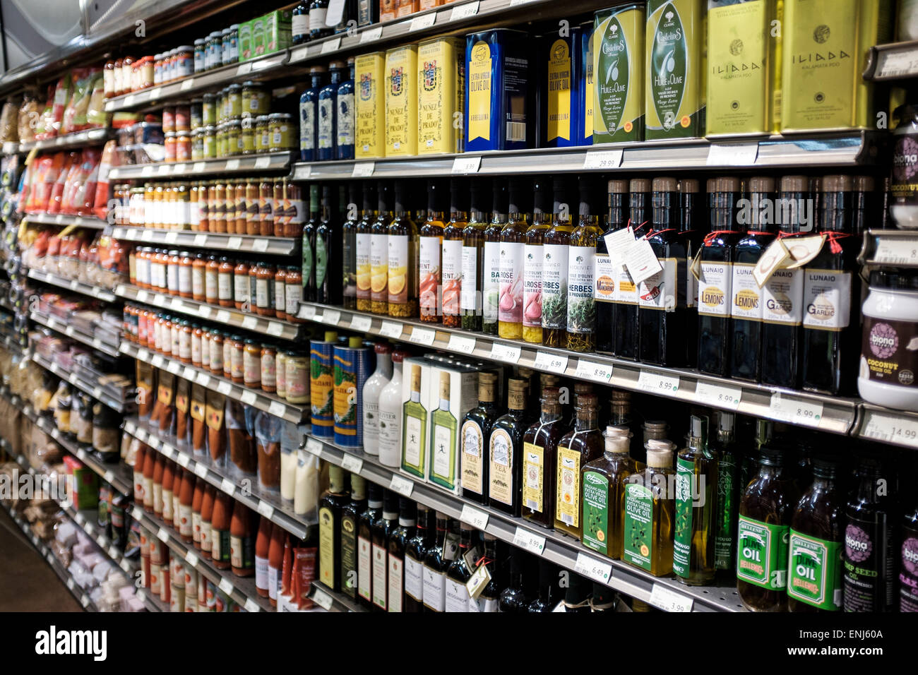 Scaffale confezionati con olio di oliva e prodotti alimentari del mondo nel supermercato Foto Stock