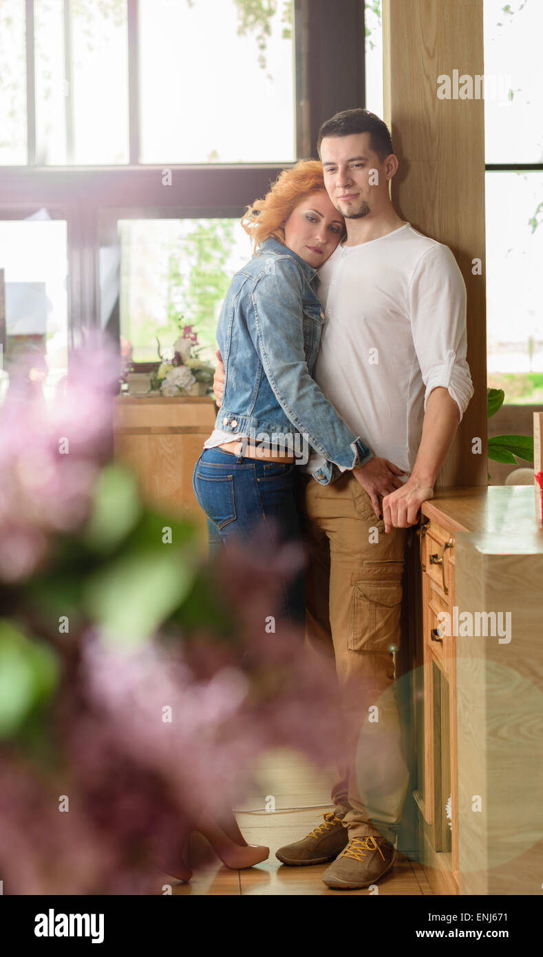 Una donna con un giovane uomo di coccole in un ristorante Foto Stock