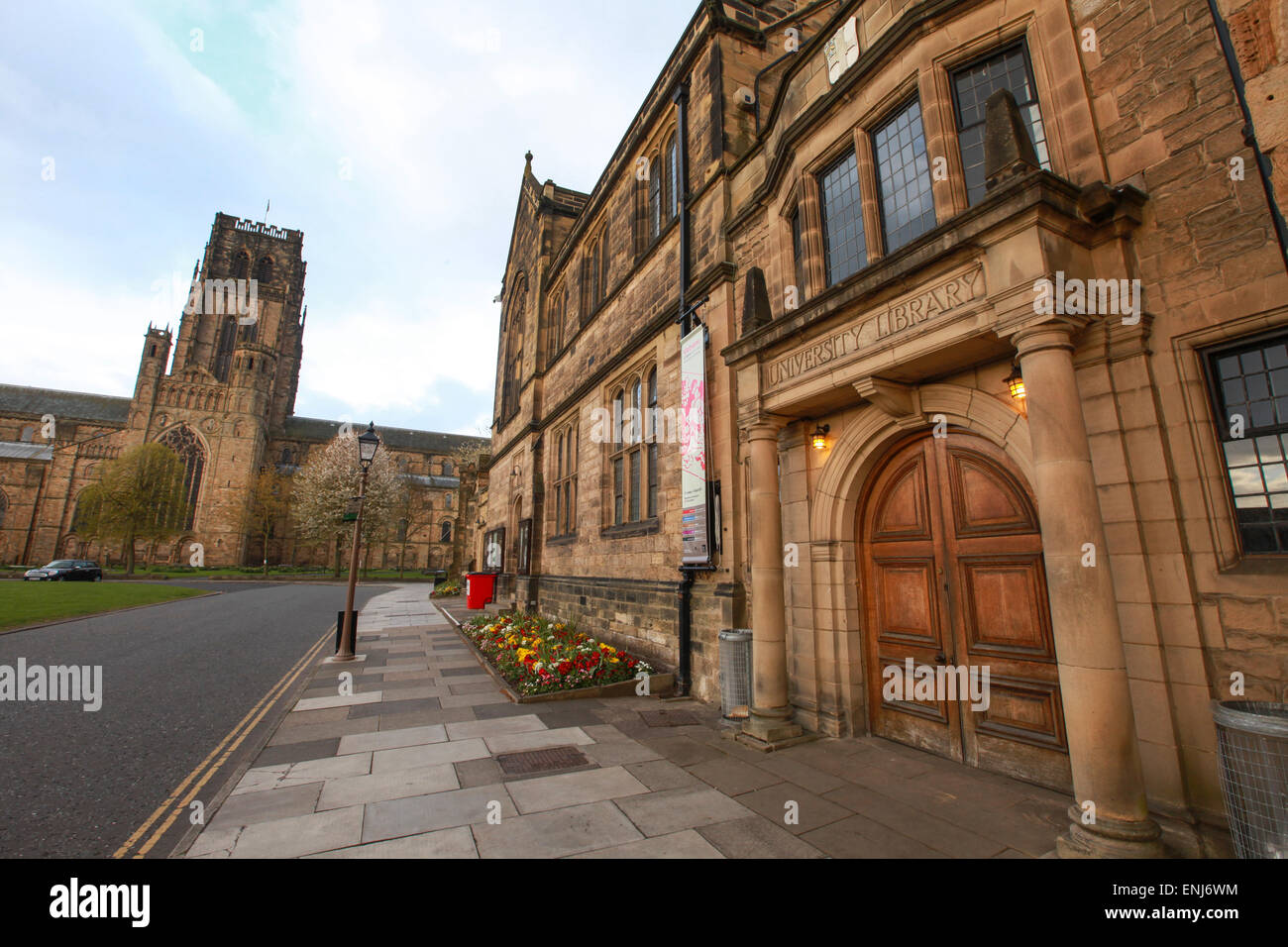 Università di Durham libreria con la Cattedrale di Durham in background Foto Stock