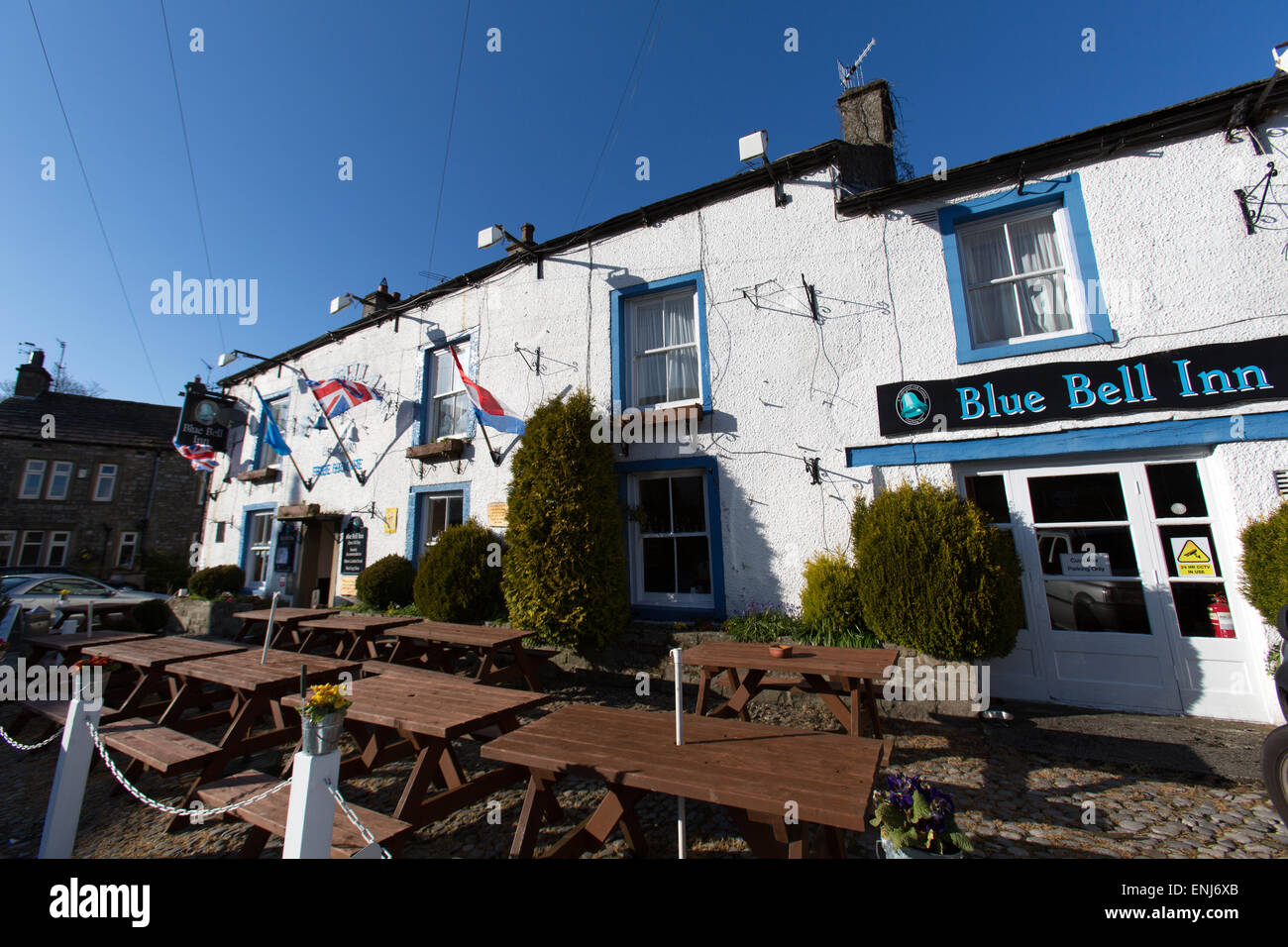 Villaggio di Kettlewell, nello Yorkshire, Inghilterra. Vista pittoresca del xvii secolo Blue Bell Inn su Kettlewell la corsia centrale. Foto Stock