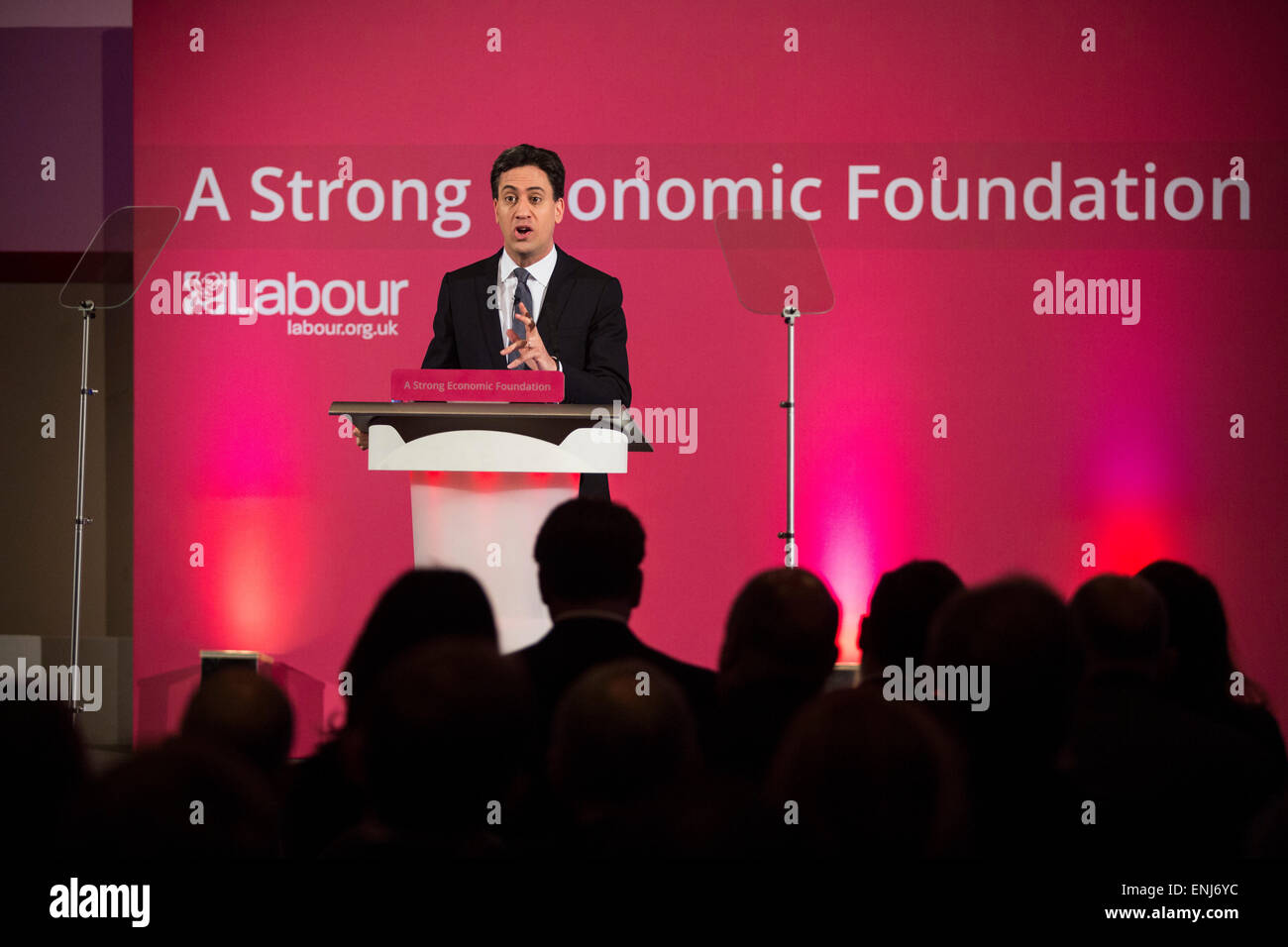 Leader laburista Ed Miliband espone il partito dei piani economici in un discorso per i dirigenti aziendali e i giornalisti a Londra. Foto Stock