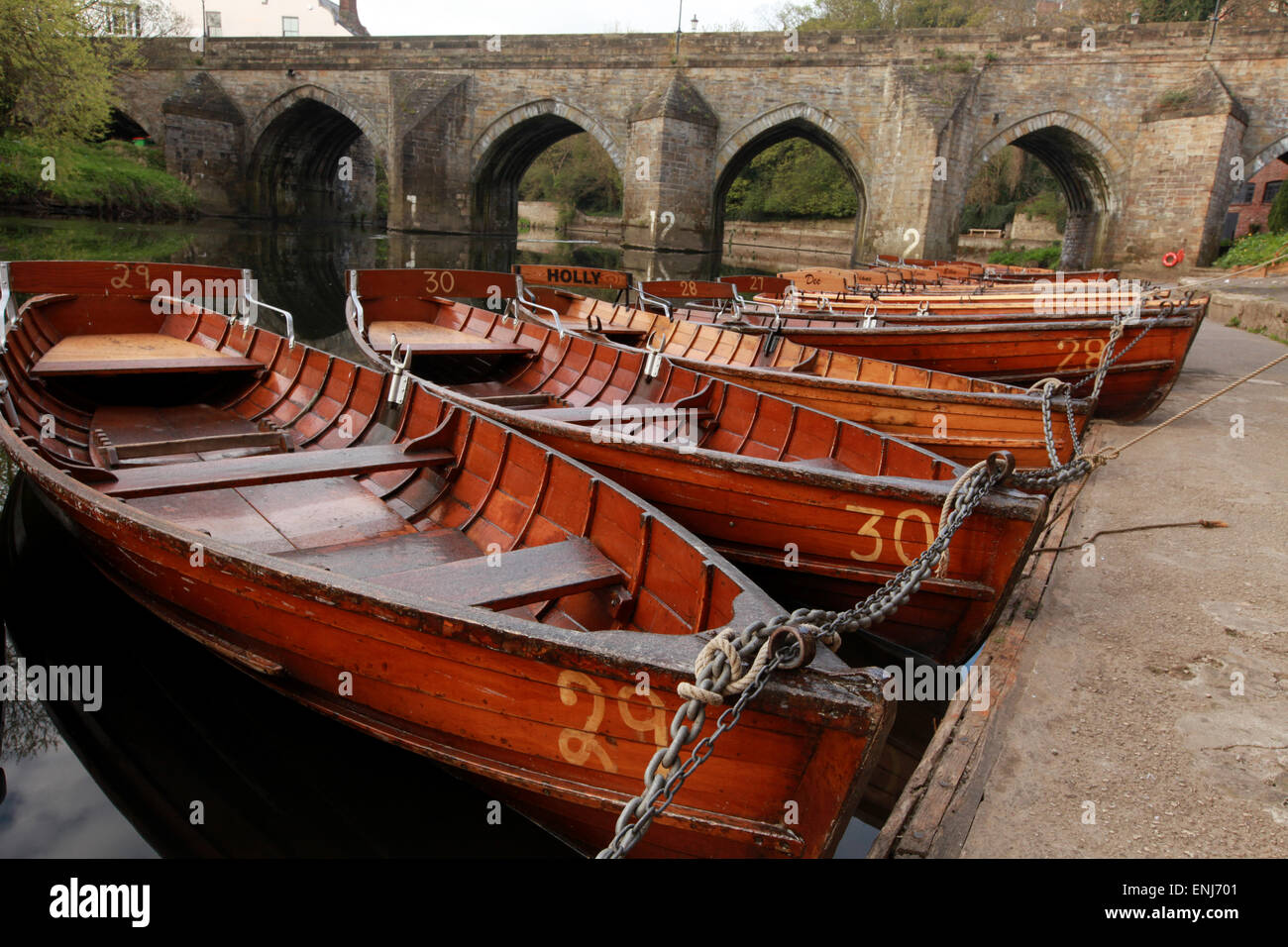 In legno classico di barche a remi sul fiume usura dal ponte Elvet Durham Regno Unito Foto Stock