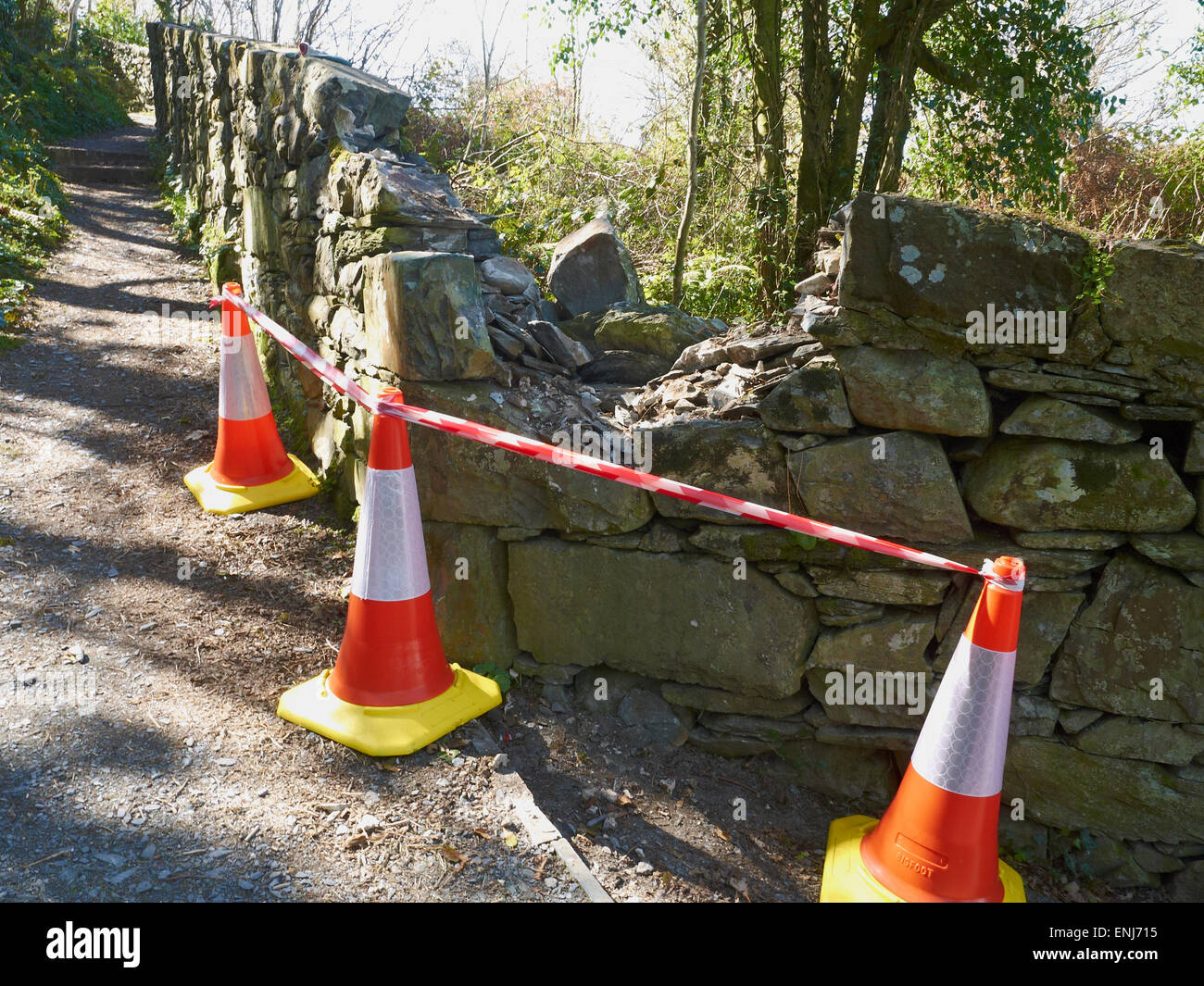 Danneggiato secco parete in pietra vicino a Harlech Gwynedd Wales UK Foto Stock