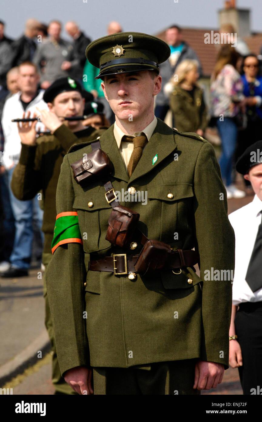 Un uomo vestito in 1916 volontari irlandesi a un dissidente repubblicano salita Pasqua commemorazione in Londonderry, Irlanda del Nord. Foto Stock