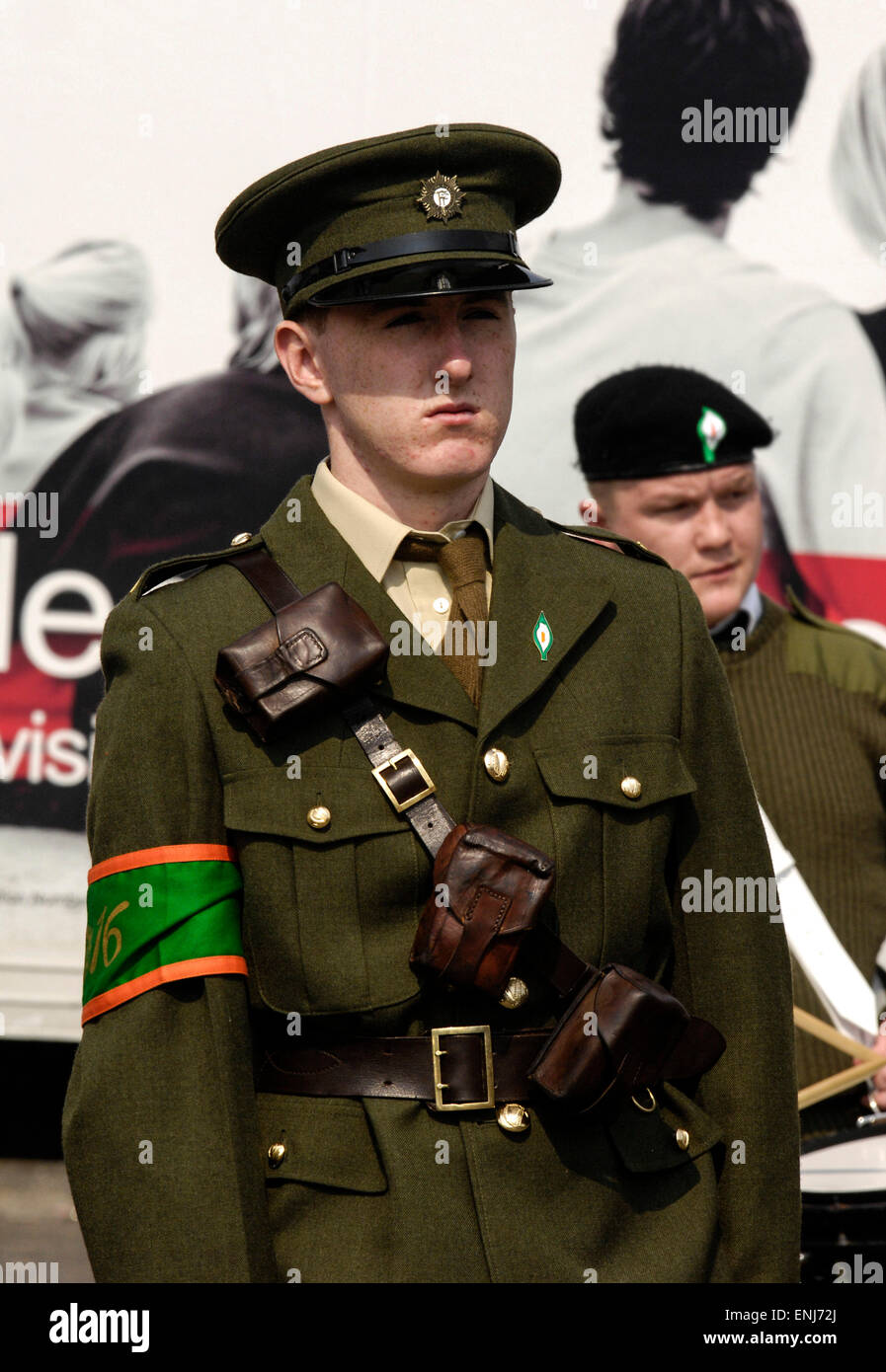 Un uomo vestito in 1916 volontari irlandesi a un dissidente repubblicano salita Pasqua commemorazione in Londonderry, Irlanda del Nord. Foto Stock