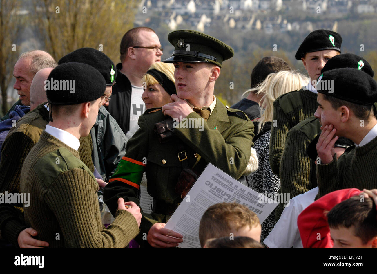 Un uomo vestito in 1916 volontari irlandesi legge la proclamazione irlandese a un dissidente repubblicano salita Pasqua commemorazione in Lon Foto Stock