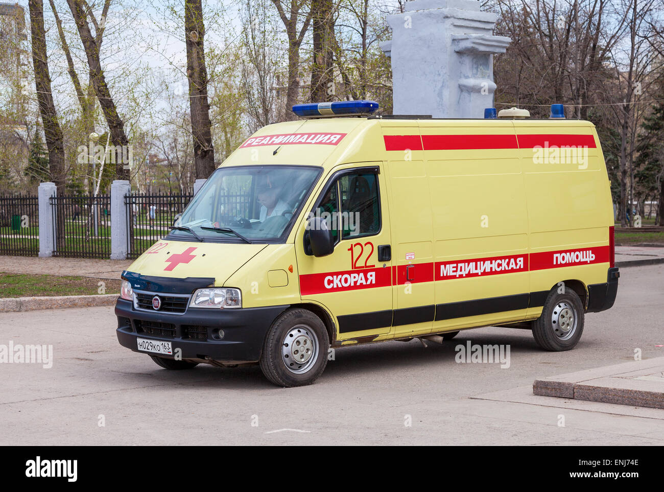 Ambulanza auto parcheggiate in strada. Testo in russo: "cure acute' Foto Stock