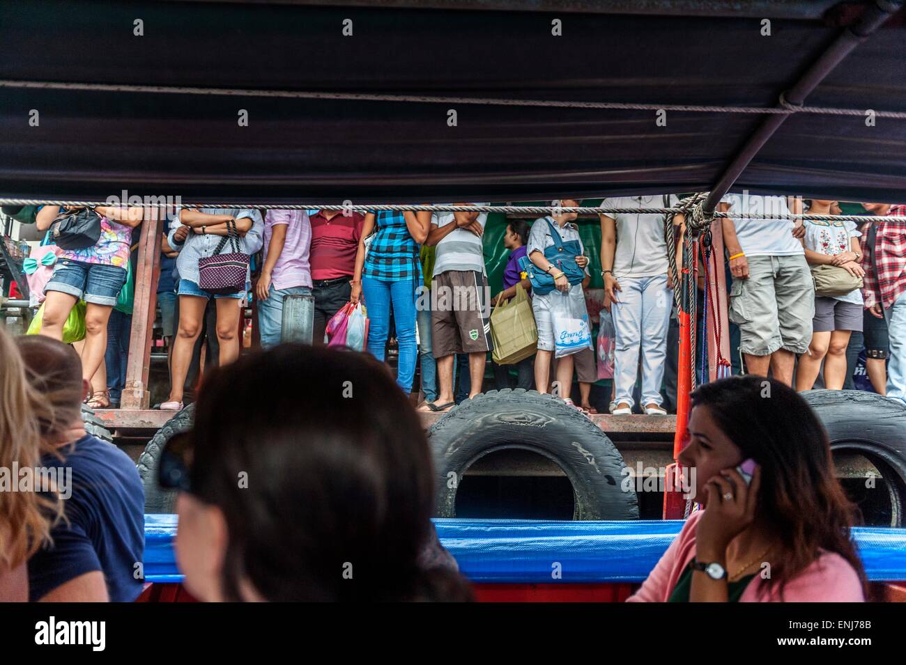 I passeggeri in attesa di bordo del Khlong Saen Saeb express barca. Bangkok. Della Thailandia Foto Stock