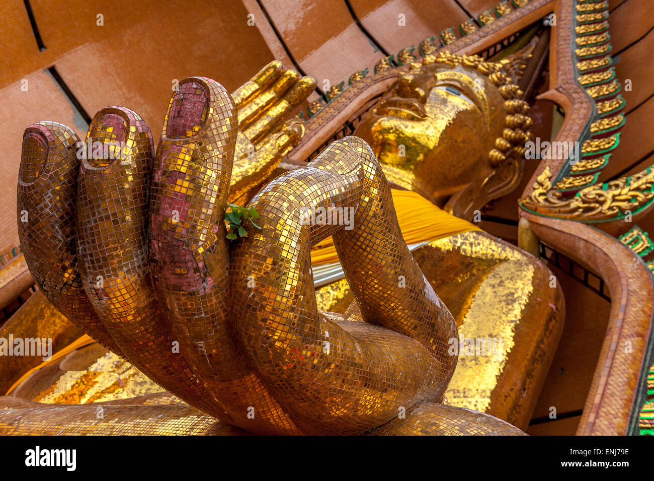 Golden statua del Buddha a Tiger tempio nella grotta, Wat Tham Suea. Kanchanaburi. Della Thailandia Foto Stock