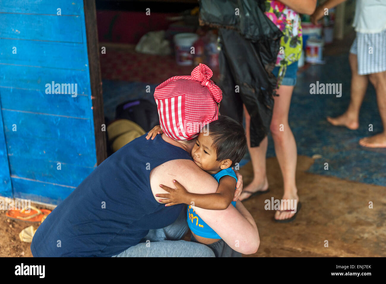 Volontari turistici dicendo addio ai bambini presso la Casa dei Sogni orfanotrofio e casa dei bambini. Sangklaburi. Della Thailandia Foto Stock