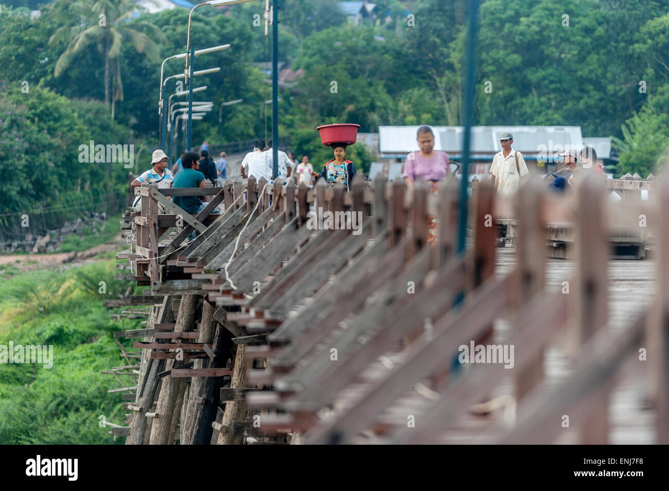 La popolazione locale che attraversa il traballante ponte di legno (Saphan Mon) Sangkhlaburi. La Provincia di Kanchanaburi. Thailandia. Foto Stock