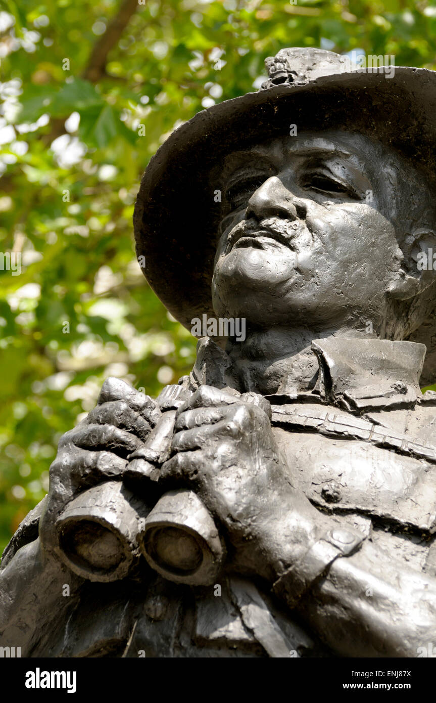 Londra, Inghilterra, Regno Unito. Statua (Ivor Roberts-Jones, 1990) campo Maresciallo il visconte Slim (William Joseph Slim; 1891-1970) in Whitehall Foto Stock