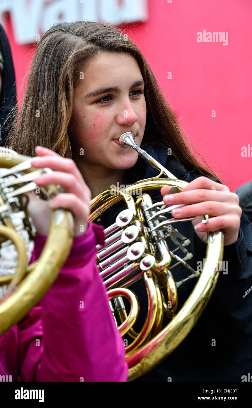 Un giovane musicista riproduzione di un corno francese in 2015 città di Derry Jazz Festival. Foto Stock