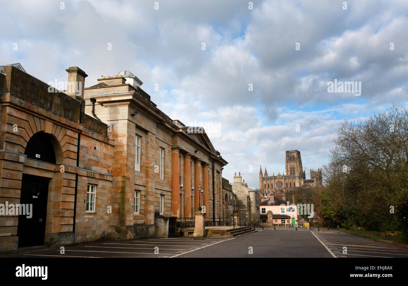 Durham Crown Court in Durham esterno con la Cattedrale di Durham in background Foto Stock