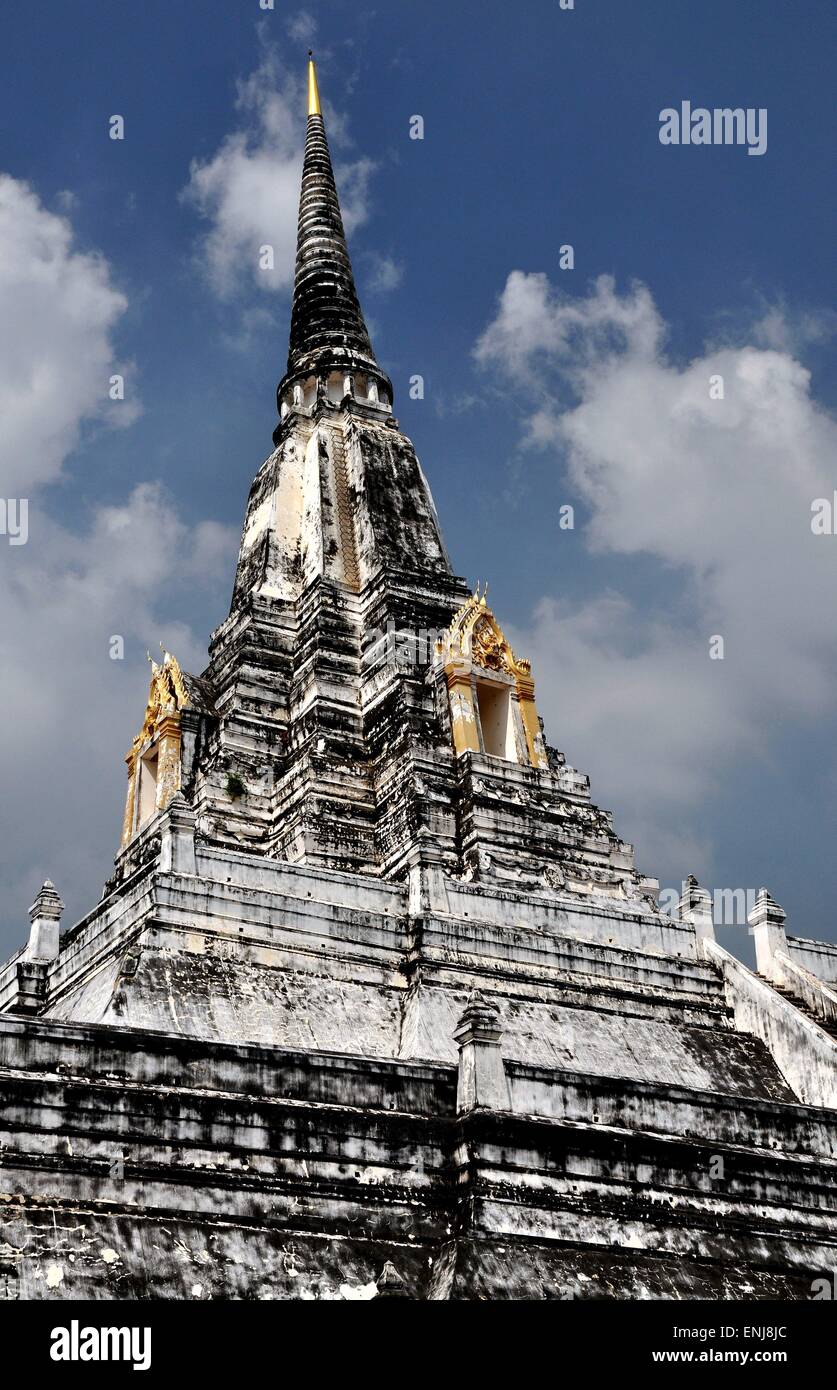 Ayutthaya, Thailandia: Wat Phu Khao Thong, il Golden Mountain costruito c. 1387-1569, con le sue alte chedi guglia Foto Stock