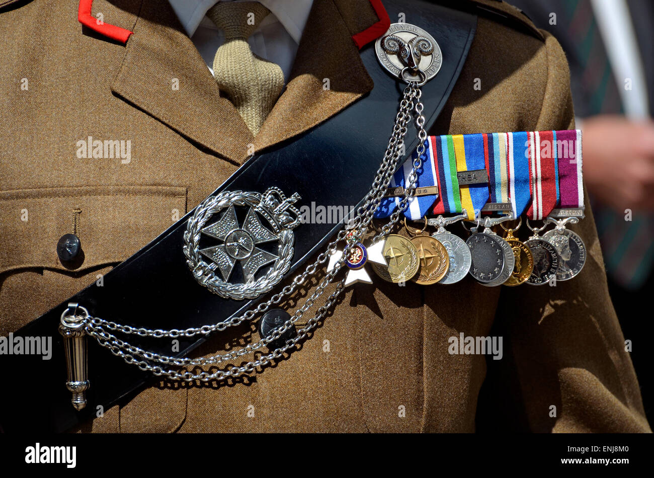 Soldier of the Royal Gurkha Fucili a canna rigata in uniforme cerimoniale con medaglie Foto Stock