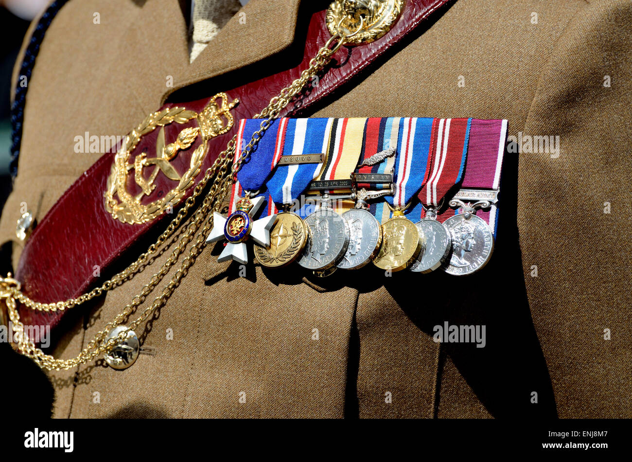 Soldier of the Royal Gurkha Fucili a canna rigata in uniforme cerimoniale con medaglie Foto Stock