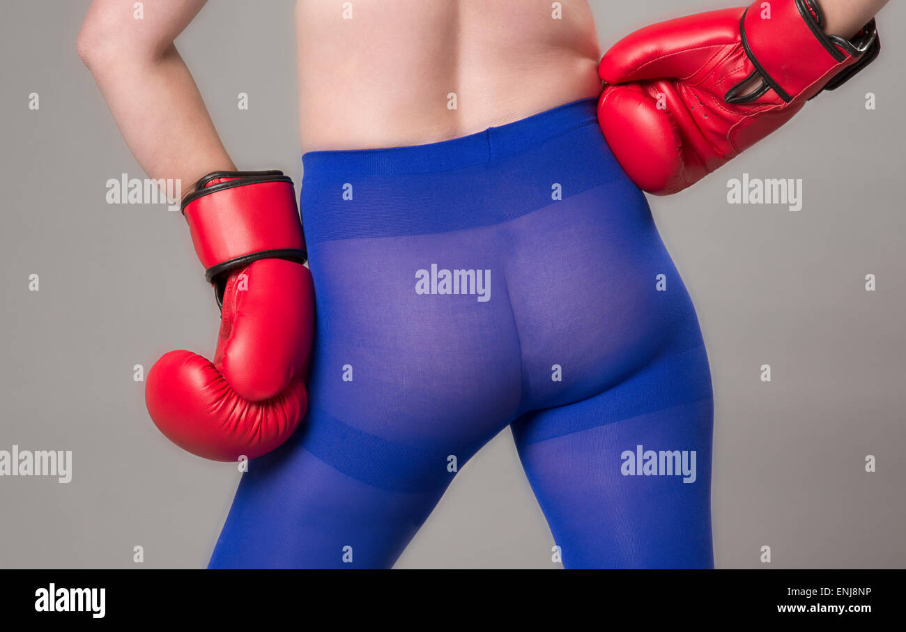 Boxer femmina indossando 10 oz red guantoni da pugilato e collant blu Foto Stock