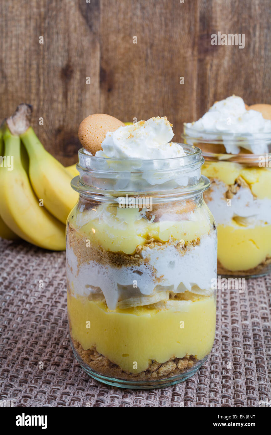 Crema di Banana parfait stratificato a mason jar Foto Stock