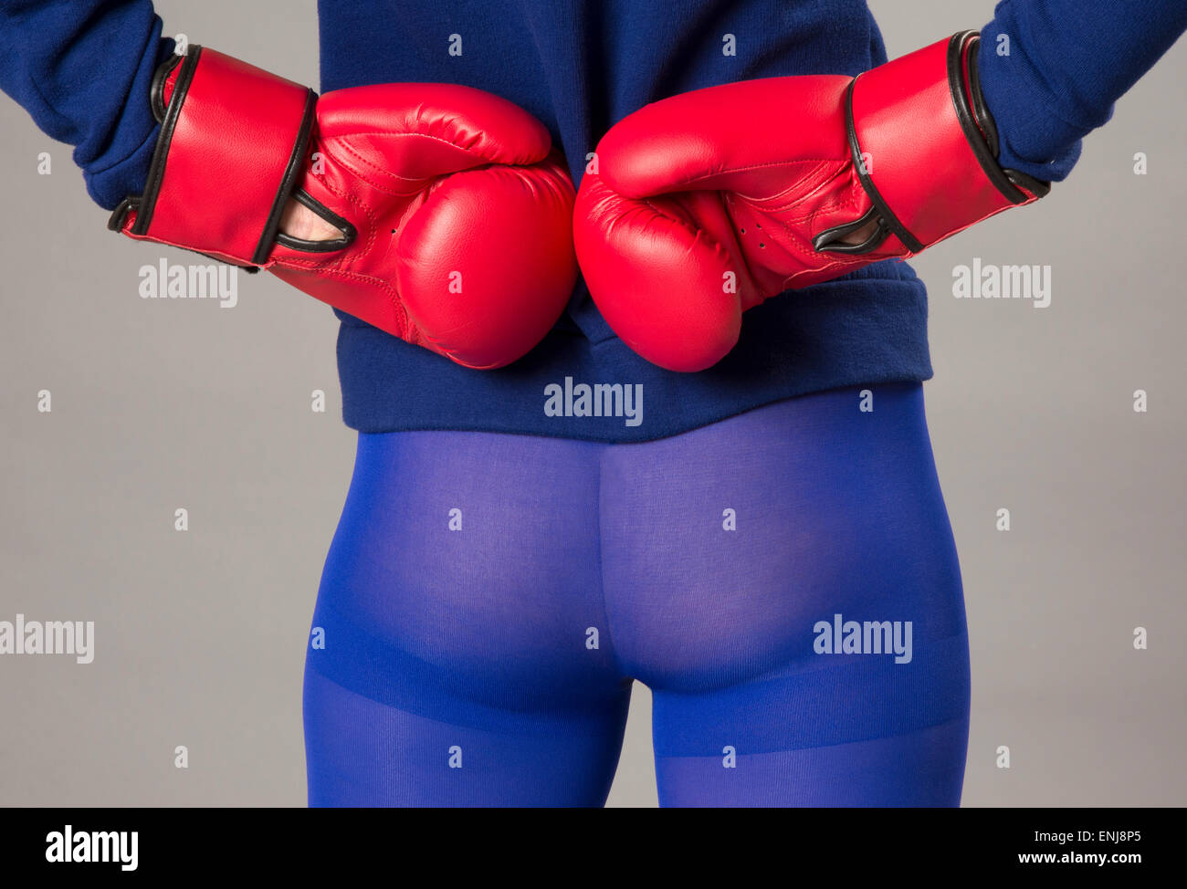 Boxer femmina indossando 10 oz red guantoni da pugilato e collant blu Foto Stock