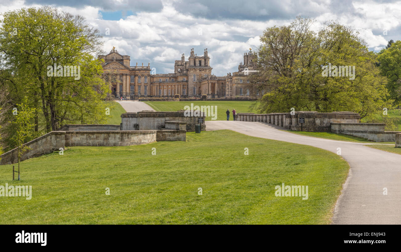 Il Grand Bridge da John Vanbrugh e il Palazzo di Blenheim, il luogo di nascita di Sir Winston Churchill, Woodstock, Oxfordshire, Inghilterra, Regno Unito. Foto Stock