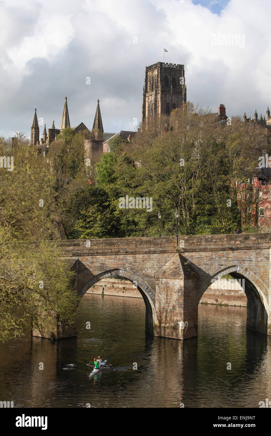 Ponte Elvet Durham City oltre il Fiume usura con la Cattedrale di Durham in background Foto Stock
