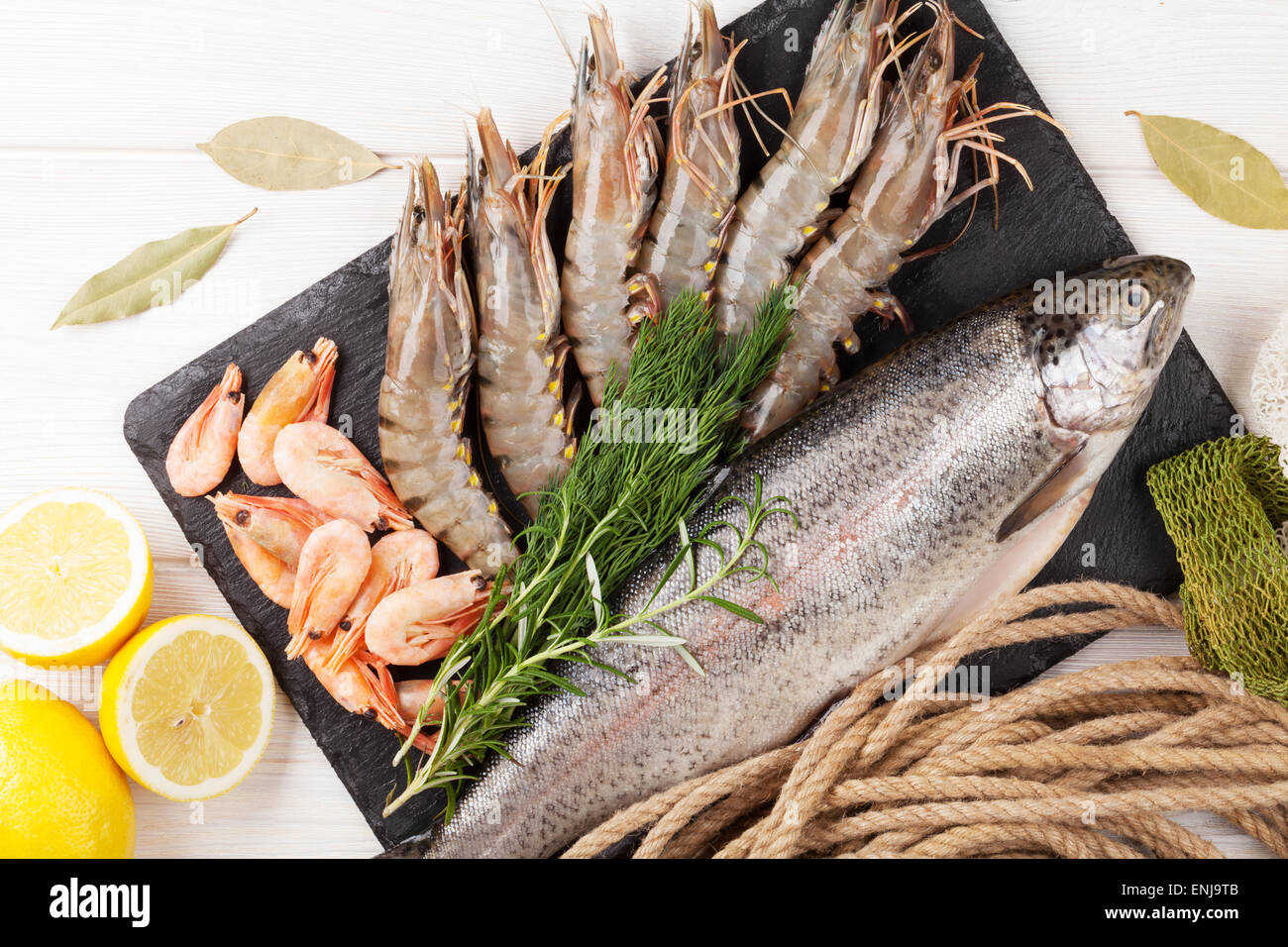 Crudo fresco il cibo del mare con spezie sul tavolo di legno dello sfondo. Vista superiore Foto Stock