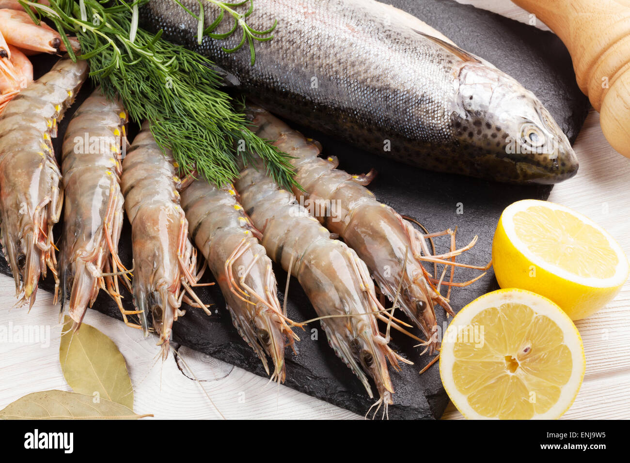 Crudo fresco il cibo del mare con spezie sulla pietra nera piastra. Vista superiore Foto Stock