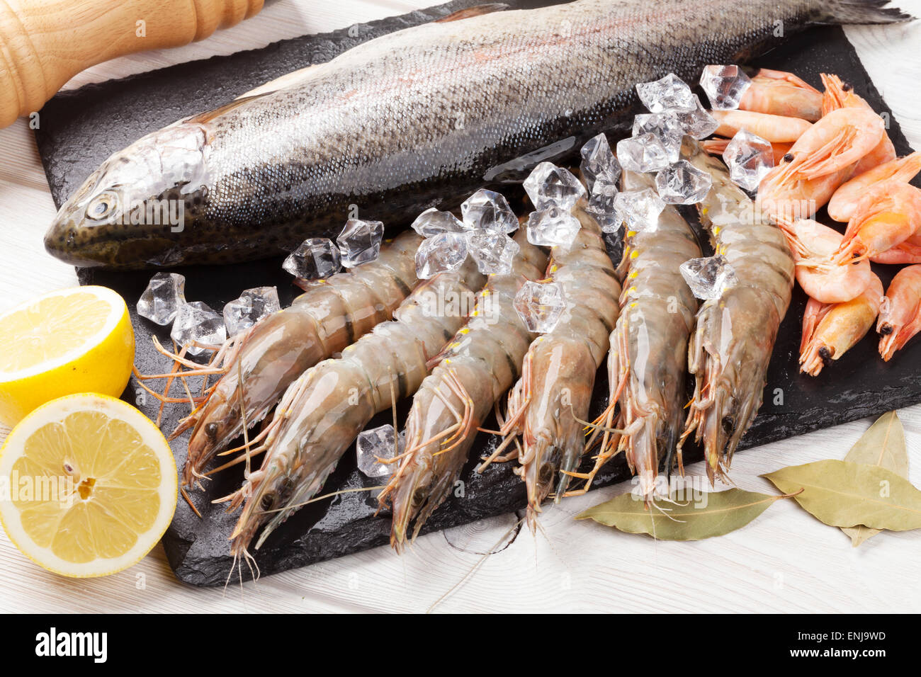 Crudo fresco il cibo del mare con spezie sul tavolo di legno sfondo Foto Stock