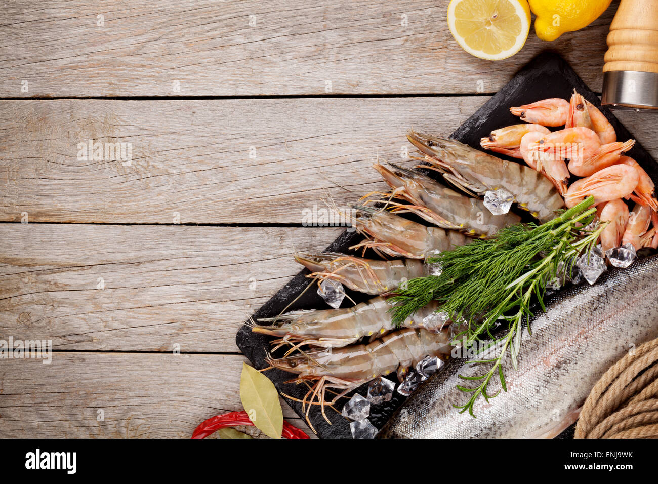Crudo fresco il cibo del mare con spezie sul tavolo di legno dello sfondo. Vista da sopra con lo spazio di copia Foto Stock