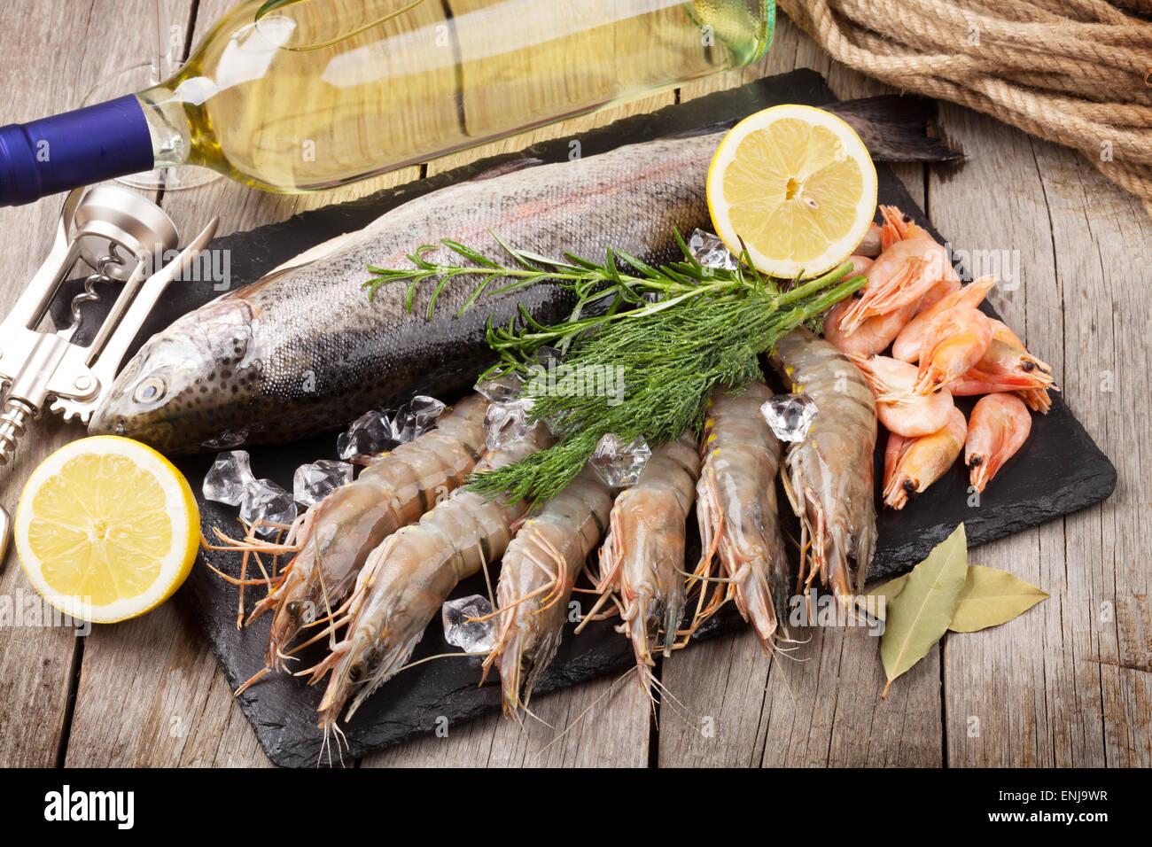Crudo fresco il cibo del mare con spezie e vino bianco bottiglia sul tavolo di legno sfondo Foto Stock