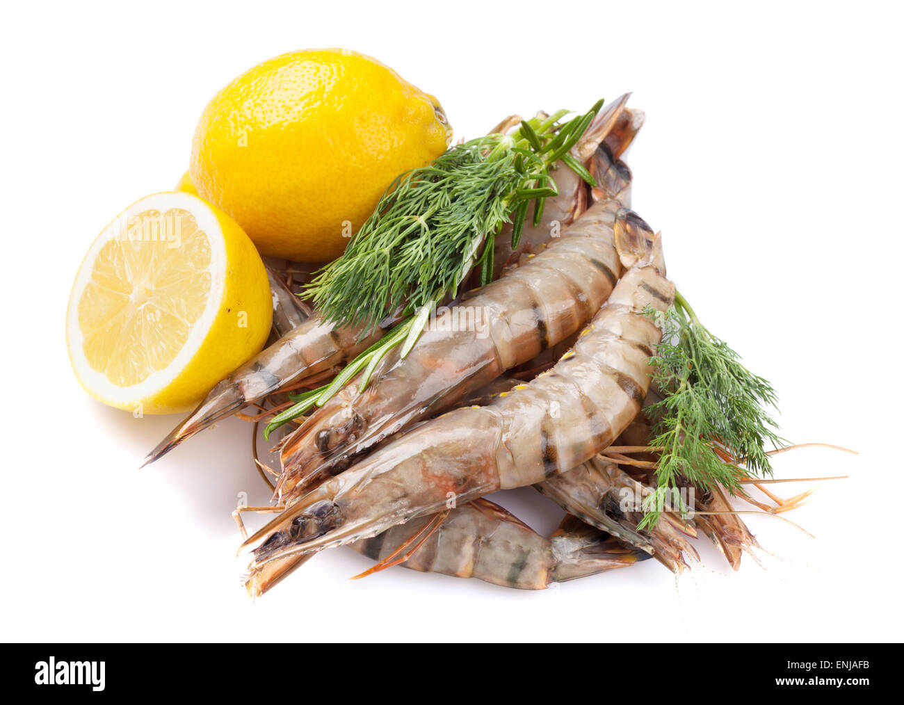 Crudo fresco gamberoni e spezie. Isolato su sfondo bianco Foto Stock