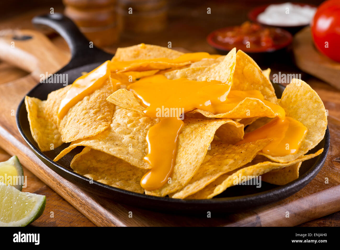 Un piatto di deliziosa pianura nacho corn chips con salsa al formaggio. Foto Stock